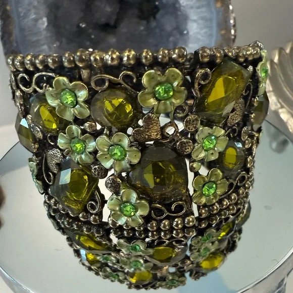 Vintage Style Metal Bracelet - Picture 3 of 5